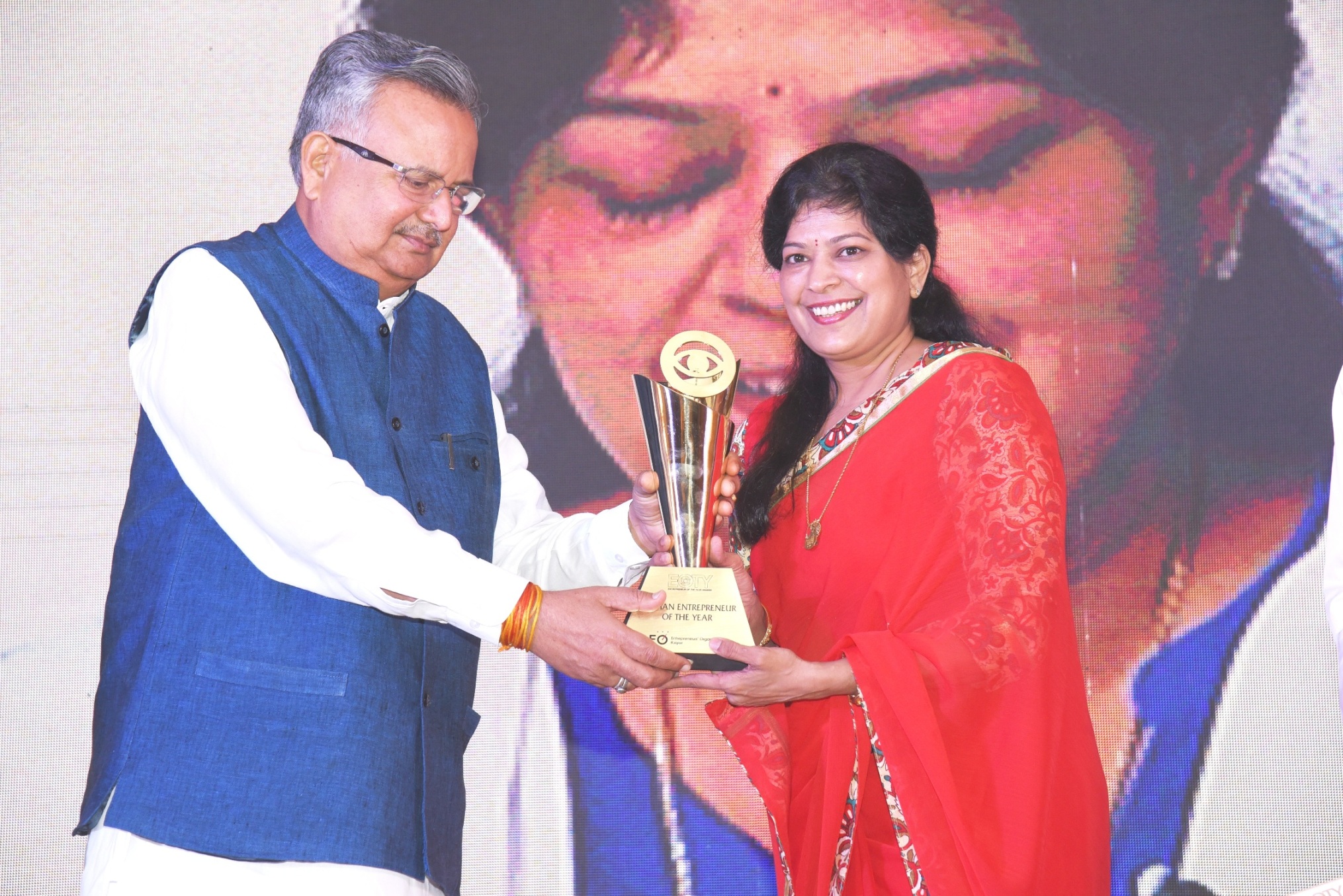Ritu S. Jain, Director of SR Corporate Consultant Private Limited receives the Woman Entrepreneur of the Year Award.