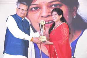 Dr.Raman Singh Awards Ritu S. Jain, Director of SR Corporate Consultant Private Limited with Woman Entrepreneur of the Year Award.